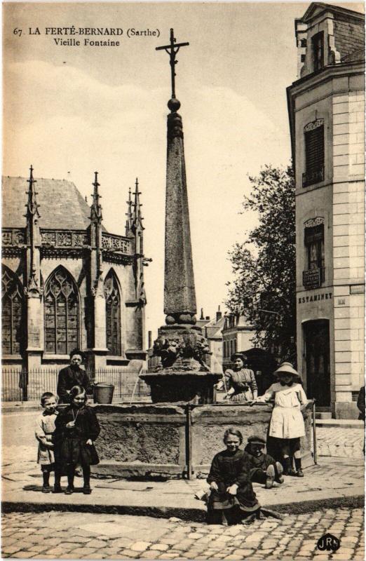 Carte postale ancienne La Ferte Bernard vieille fontaine