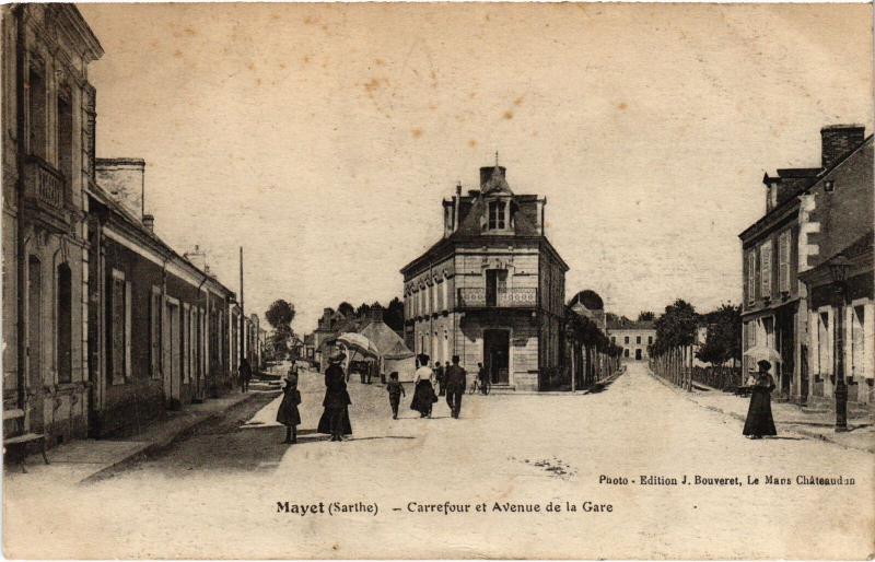Carte postale ancienne Carrefour et Avenue de la Gare à Mayet