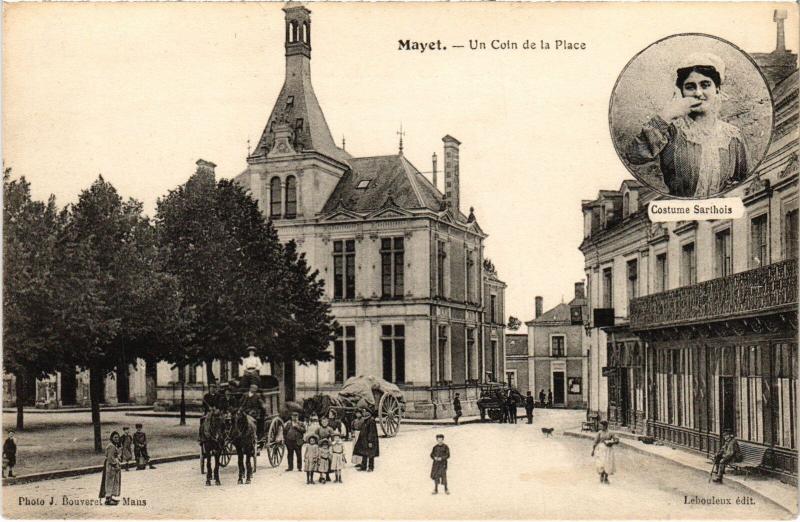 Carte postale ancienne Un Coin de la Place à Mayet