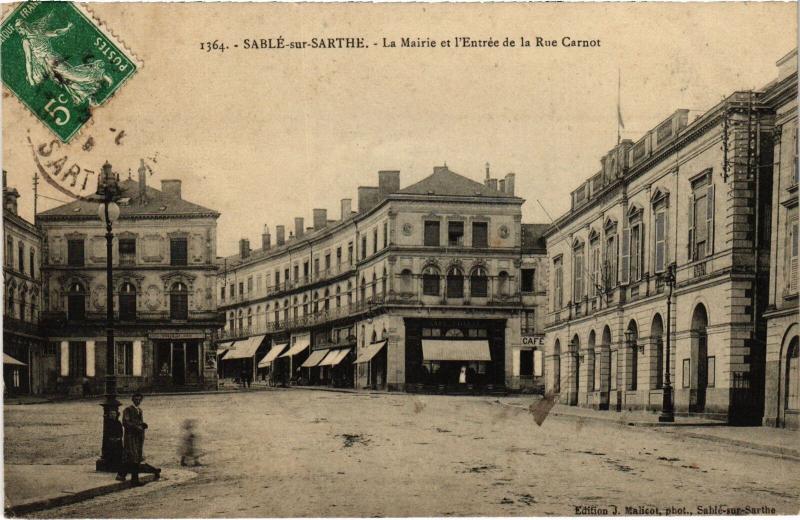 Carte postale ancienne Sable la Mairie et l'entree de la Rue Carnot