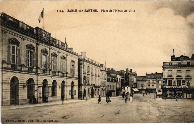 Carte postale ancienne Sable Place de l'Hotel de Ville