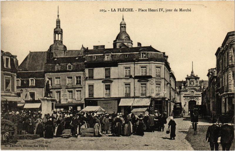 Carte postale ancienne La Fleche Rue des Halles