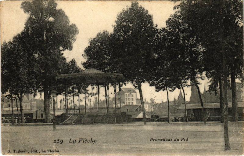 Carte postale ancienne La Fleche Promenade du Pre