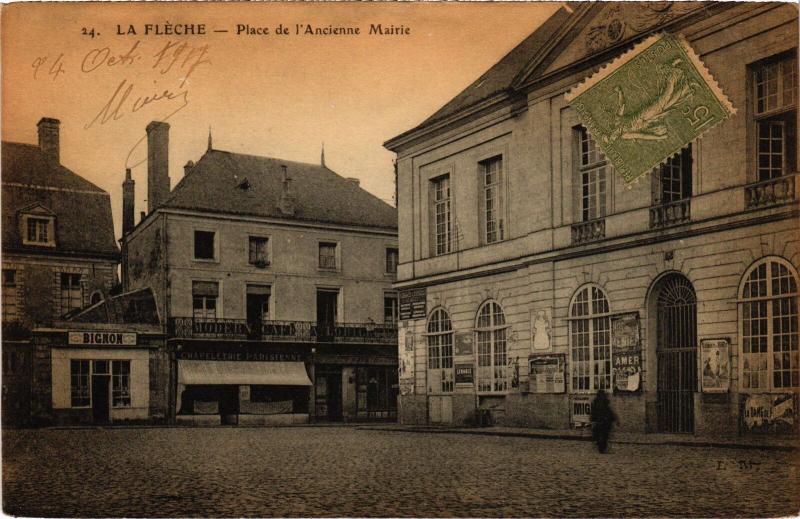 Carte postale ancienne La Fleche Place de l'Ancienne Mairie