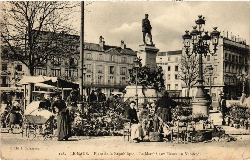 Carte postale ancienne Le Mans Place de la Republique Marche aux fleurs au Mans