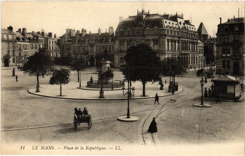 Carte postale ancienne Le Mans Place de la Republique au Mans