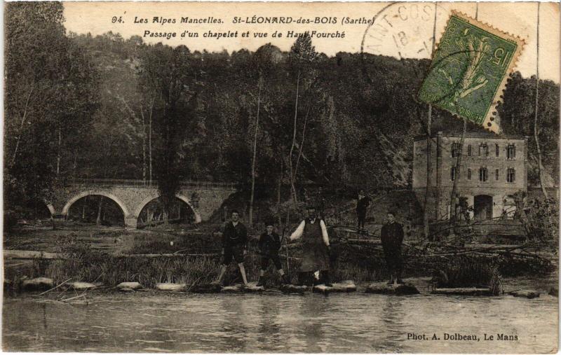 Carte postale ancienne St Leonard des Bois passage d'un chapelet