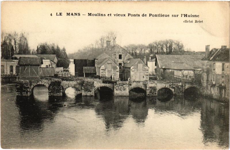 Carte postale ancienne Le Mans Moulin et vieux Ponts de Pontlieue au Mans
