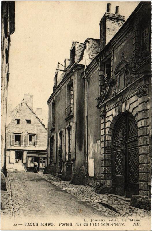 Carte postale ancienne Le Mans Rue du Petit Saint-Pierre portail au Mans