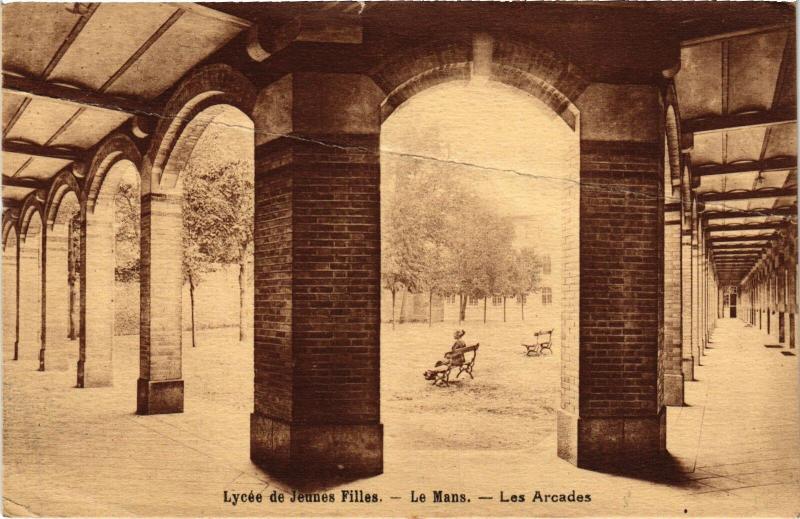 Carte postale ancienne Le Mans Lycee de Jeunes Filles les arcades au Mans
