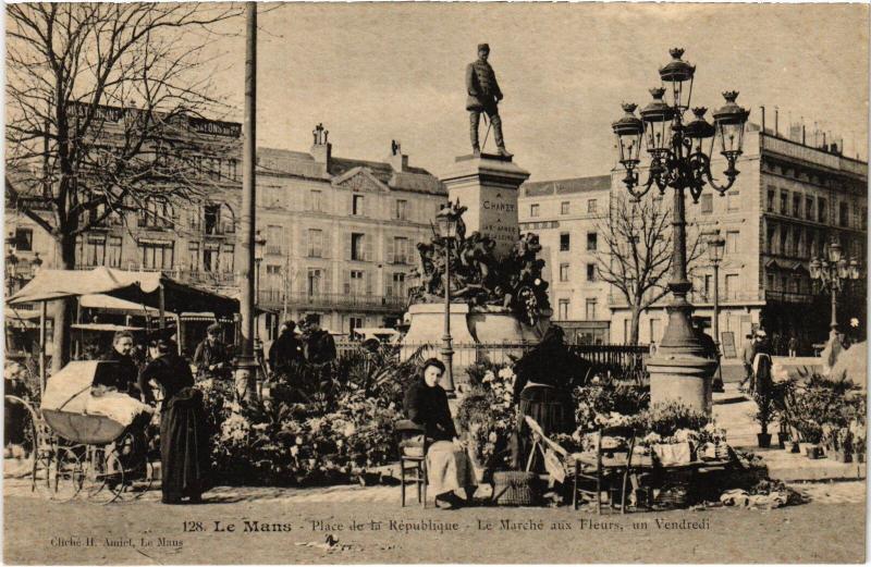 Carte postale ancienne Le Mans Place de la Republique Marche aux fleurs au Mans