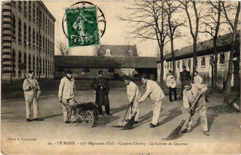 Carte postale ancienne Le Mans Caserne Chanzy Corvee de Quartier au Mans