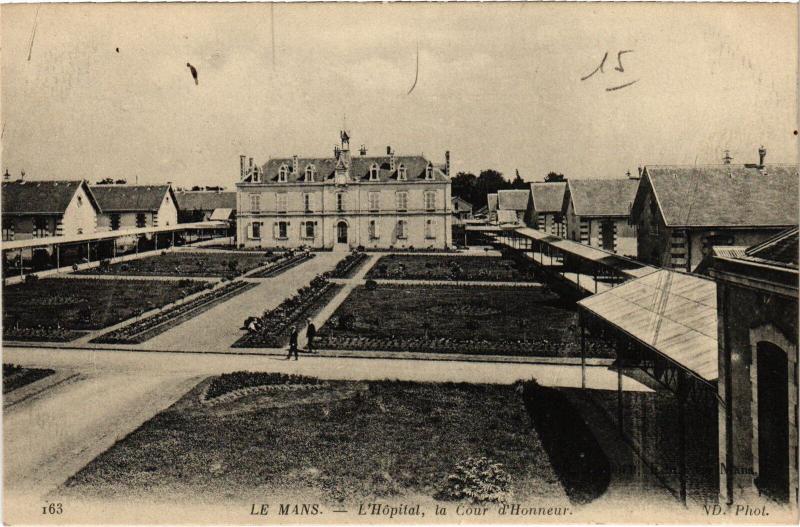 Carte postale ancienne Le Mans Hopital cour d'Honneur au Mans