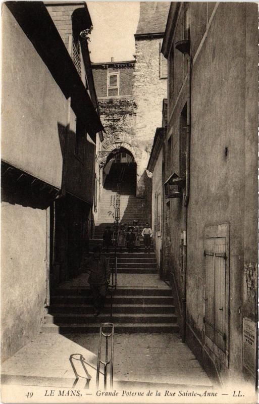 Carte postale ancienne Le Mans Grande Poterne de la Rue Sainte-Anne au Mans