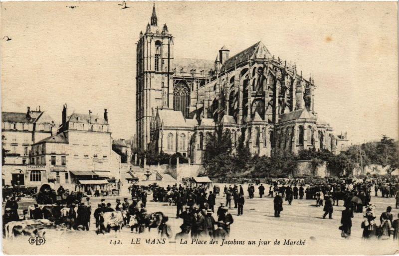 Carte postale ancienne Le Mans Place des Jacobins un jour de marche au Mans