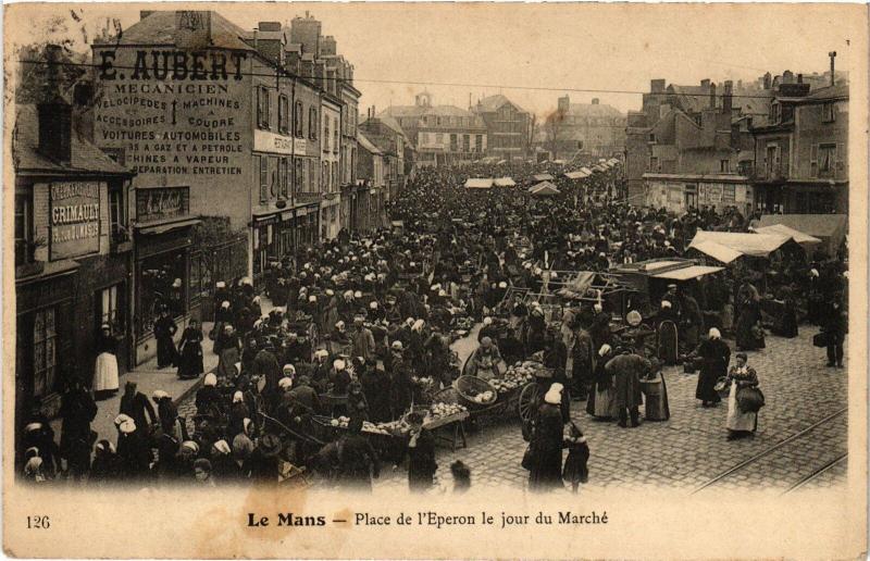 Carte postale ancienne Le Mans Place de l'Eperon le jour du marche au Mans