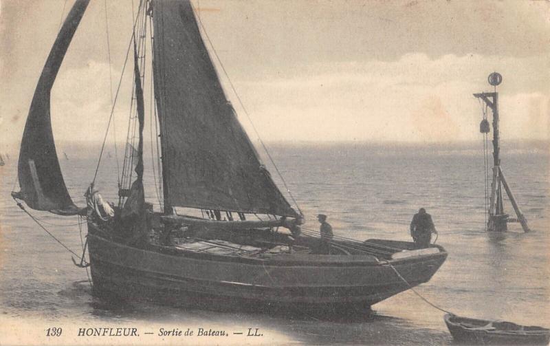 Carte postale ancienne Honfleur - Sortie De Bateau à Honfleur