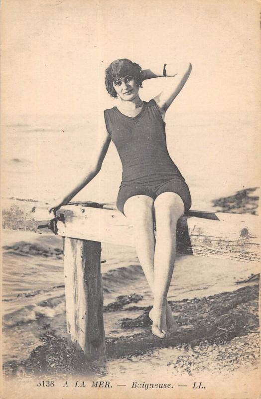 Carte postale ancienne A La Mer - Baigneuse