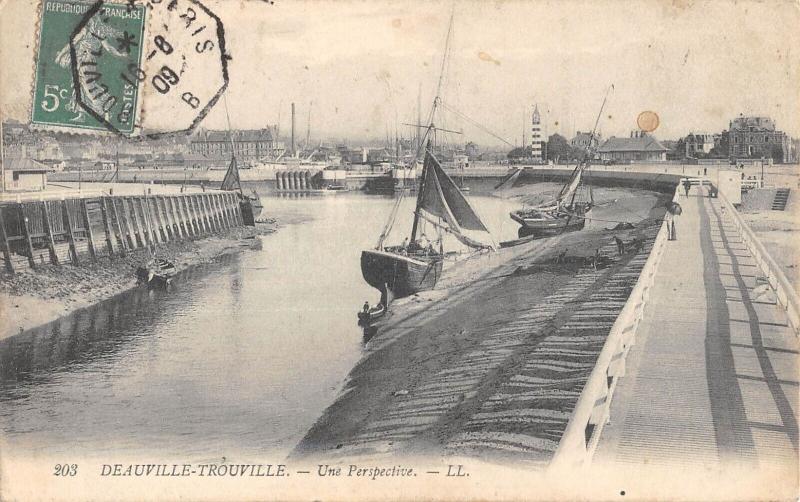 Carte postale ancienne Deauville Trouvi Lle - Une Perspective à Deauville