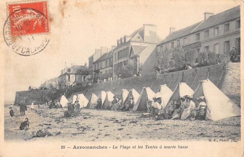 Carte postale ancienne Arromanches - La Plage Et Les Tentes A Maree Basse