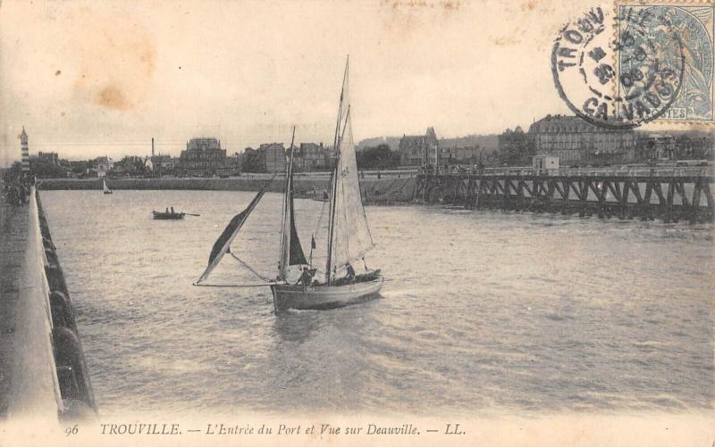 Carte postale ancienne Trouville - L'Entree Du Port Et Vue Sur Deauville à Deauville
