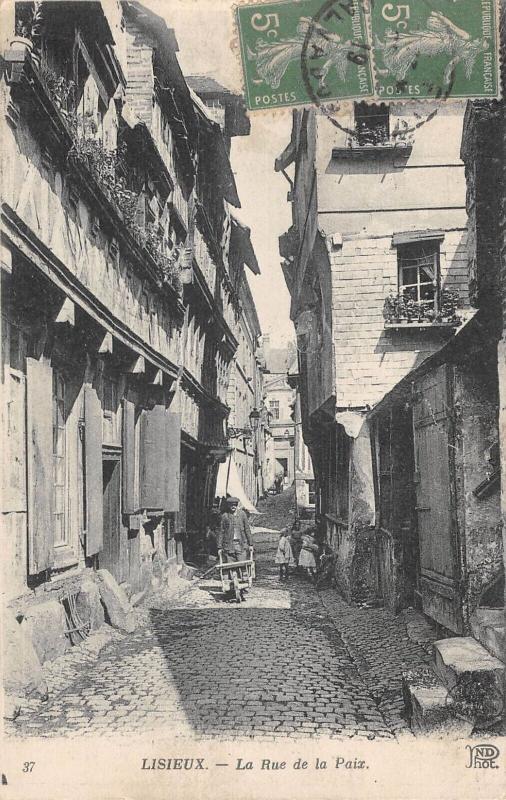 Carte postale ancienne Lisieux - La Rue De La Paix à Lisieux