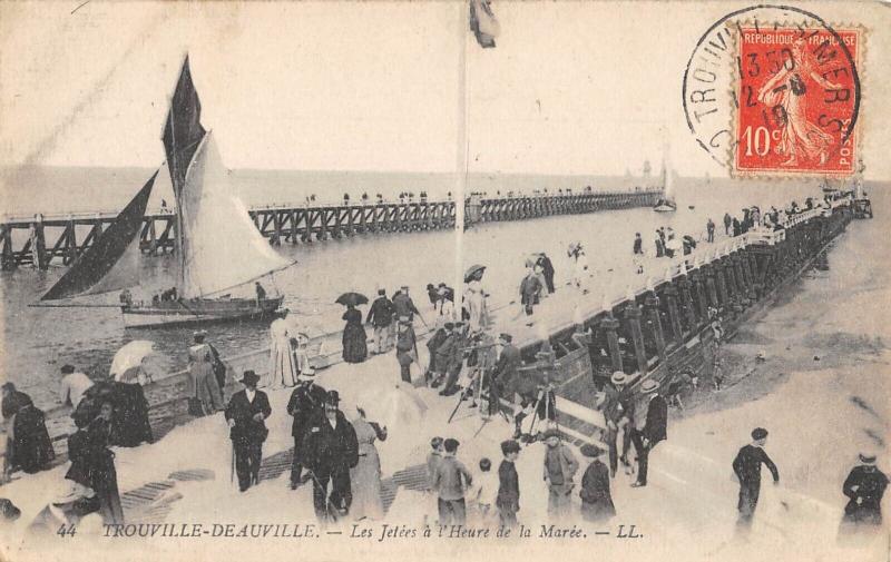 Carte postale ancienne Trouville - Deauville - Les Jetees A L'Heure De La Maree à Deauville
