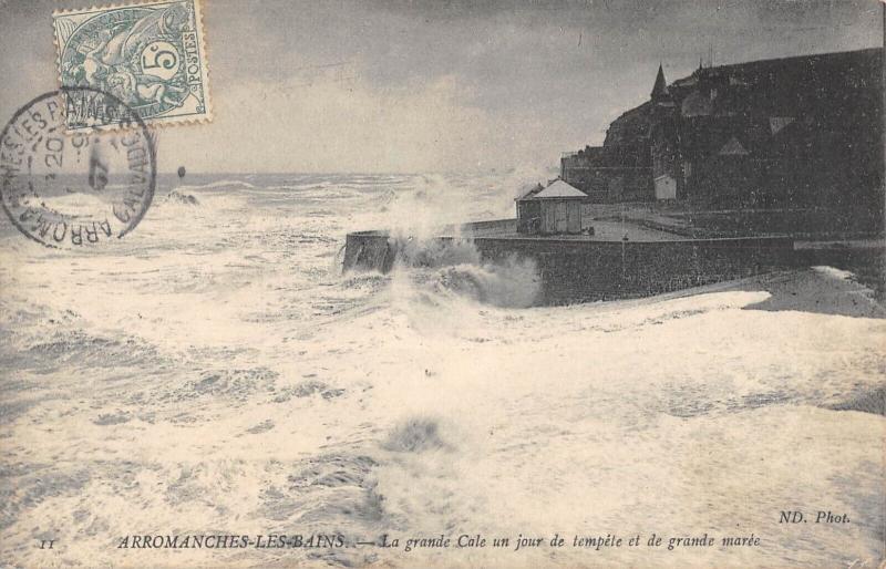 Carte postale ancienne Arromanches Les Bains - La Grande Cale Un Jour De Tempete Et De Grande Ma à Arromanches-les-Bains