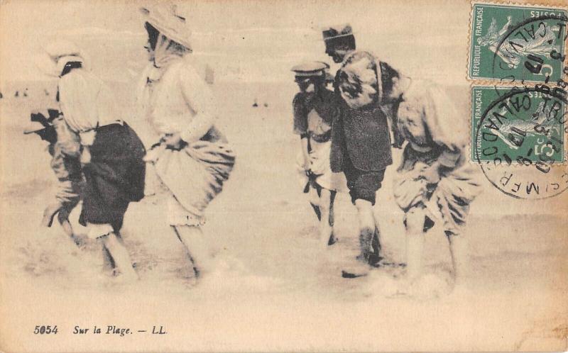 Carte postale ancienne Sur La Plage - Scene De Plage