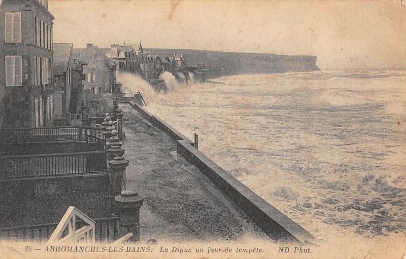 Carte postale ancienne Arromanches Les Bains - La Digue Un Jour De Tempete à Arromanches-les-Bains