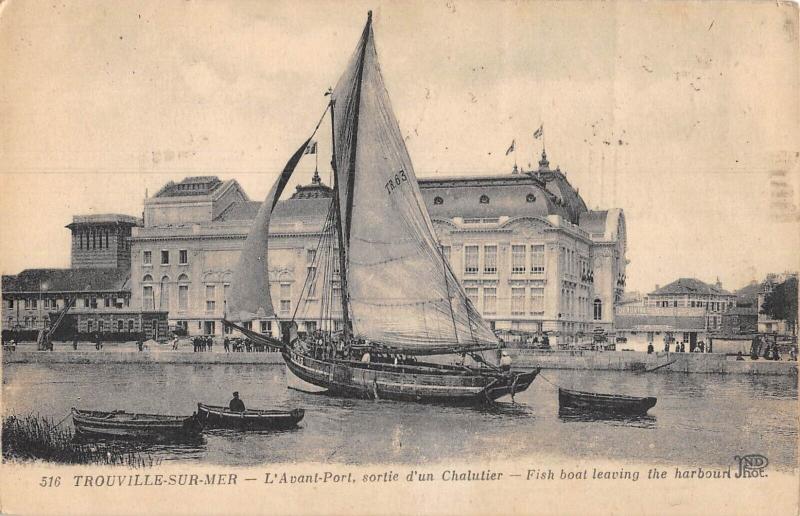 Carte postale ancienne Trouville Sur Mer - L'Avant Port - Sortie D'Un Chalutier à Trouville-sur-Mer