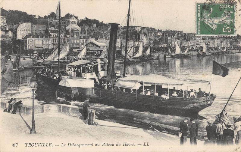 Carte postale ancienne Trouville - Le Debarquement Du Bateau Du Havre