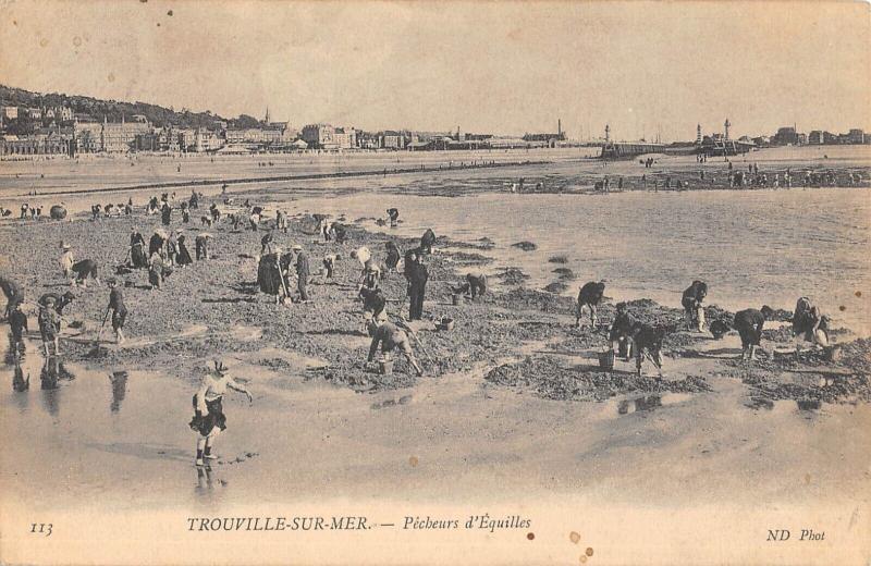 Carte postale ancienne Trouville Sur Mer - Pecheurs D'Equilles à Trouville-sur-Mer