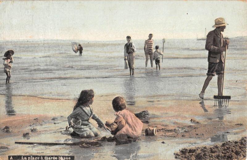 Carte postale ancienne La Plage A Maree Basse - Enfants