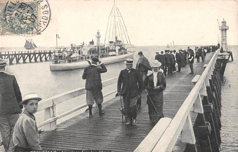 Carte postale ancienne Trouville - L'Arrivee D'Un Torpilleur