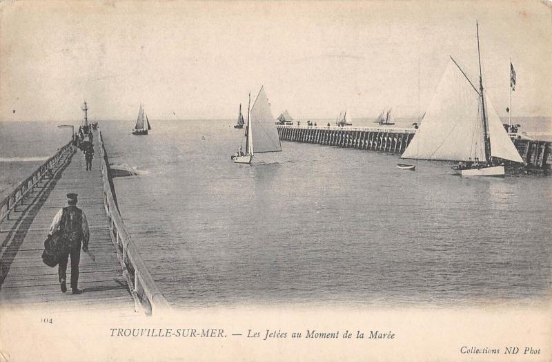 Carte postale ancienne Trouville Sur Mer - Les Jetees Au Moment De La Maree à Trouville-sur-Mer