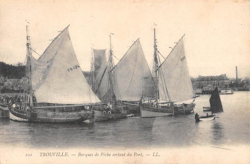 Carte postale ancienne Trouville - Barques De Peche Sortant Du Port