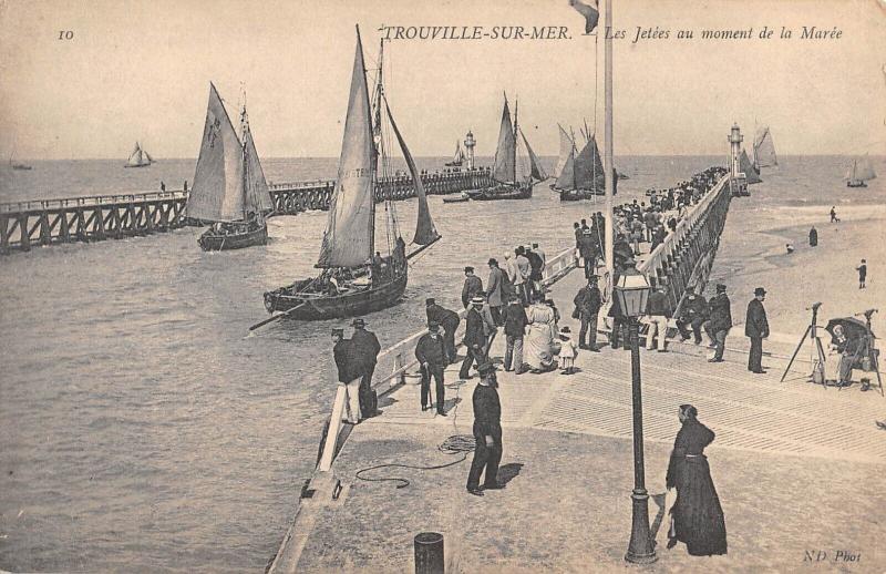 Carte postale ancienne Trouville Sur Mer - Les Jetees Au Moment De La Maree à Trouville-sur-Mer