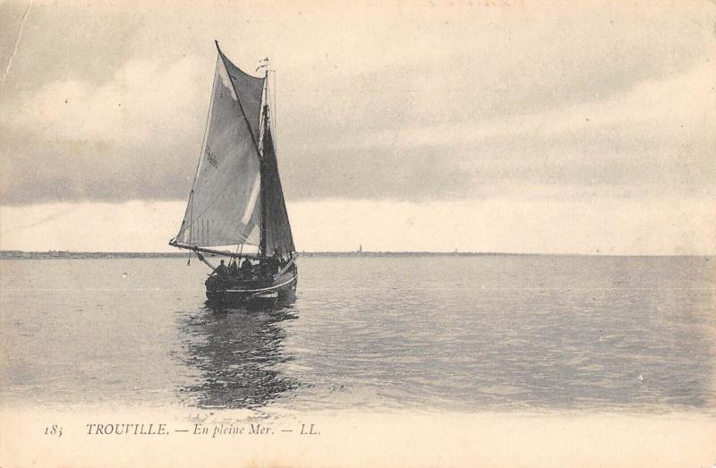 Carte postale ancienne Trouville - En Pleine Mer