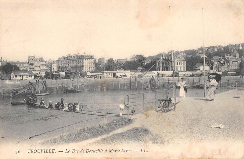 Carte postale ancienne Trouville - Le Bac De Deauville A Maree Basse à Deauville