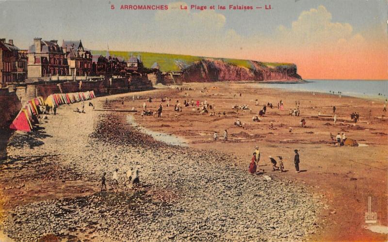 Carte postale ancienne Arromanches - La Plage Et Les Falaises à Falaise