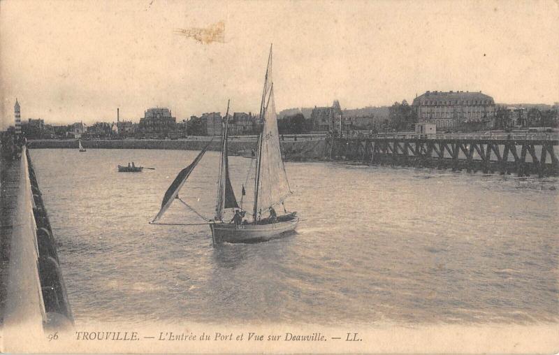 Carte postale ancienne Trouville - L'Entree Du Port Et Vue Sur Deauville à Deauville