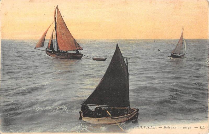 Carte postale ancienne Trouville - Bateaux Au Large