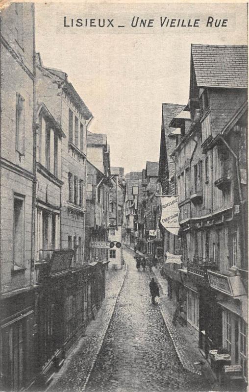 Carte postale ancienne Lisieux - Une Vieille Rue à Lisieux