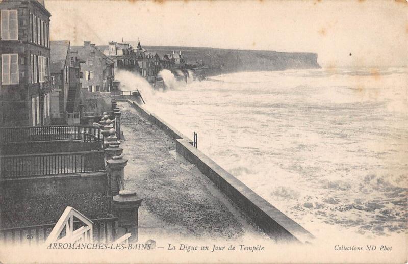 Carte postale ancienne Arromanches Les Bains - La Digue Un Jour De Tempete à Arromanches-les-Bains