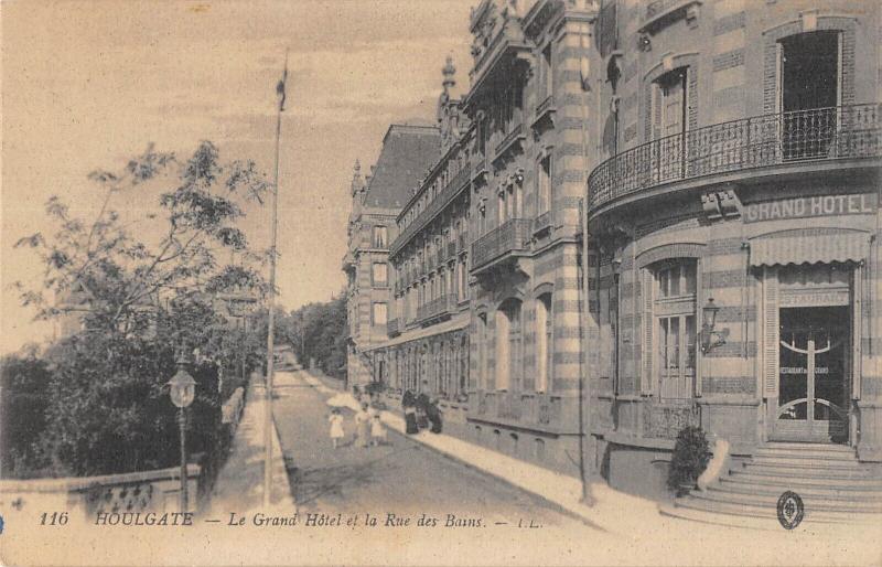 Carte postale ancienne Houlgate - Le Grand Hotel Et La Rue Des Bains à Houlgate