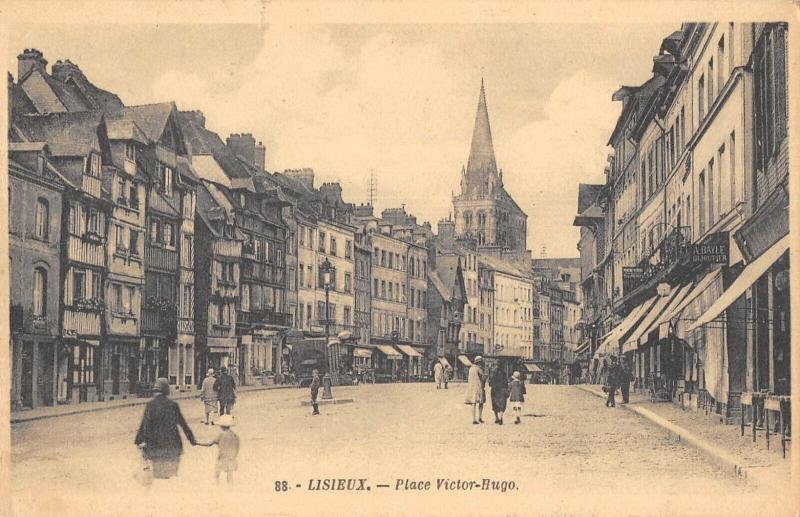 Carte postale ancienne Lisieux - Place Victor Hugo à Lisieux