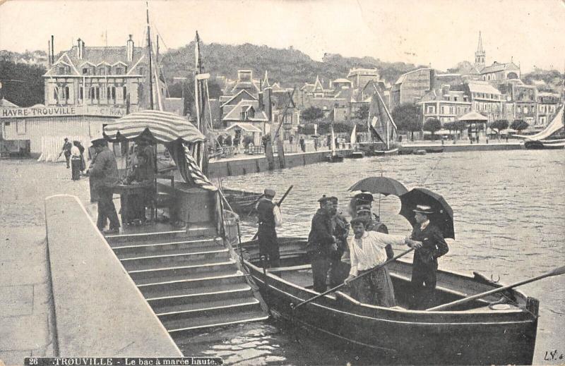 Carte postale ancienne Trouville - Le Bac A Maree Haute
