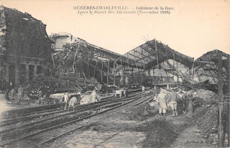 Carte postale ancienne Mezieres-Charleville - Interieur De La Gare - Apres Le Depart Des Alleman
