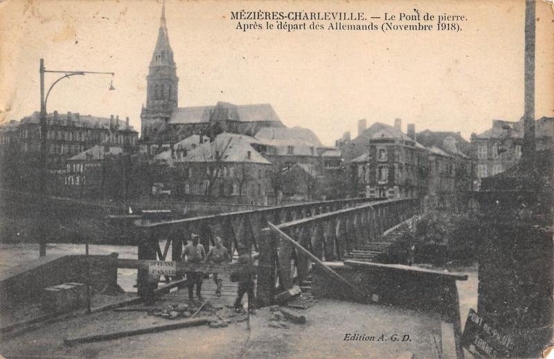 Carte postale ancienne Mezieres-Charleville - Le Pont De Pierre Apres Le Depart Des Allemands